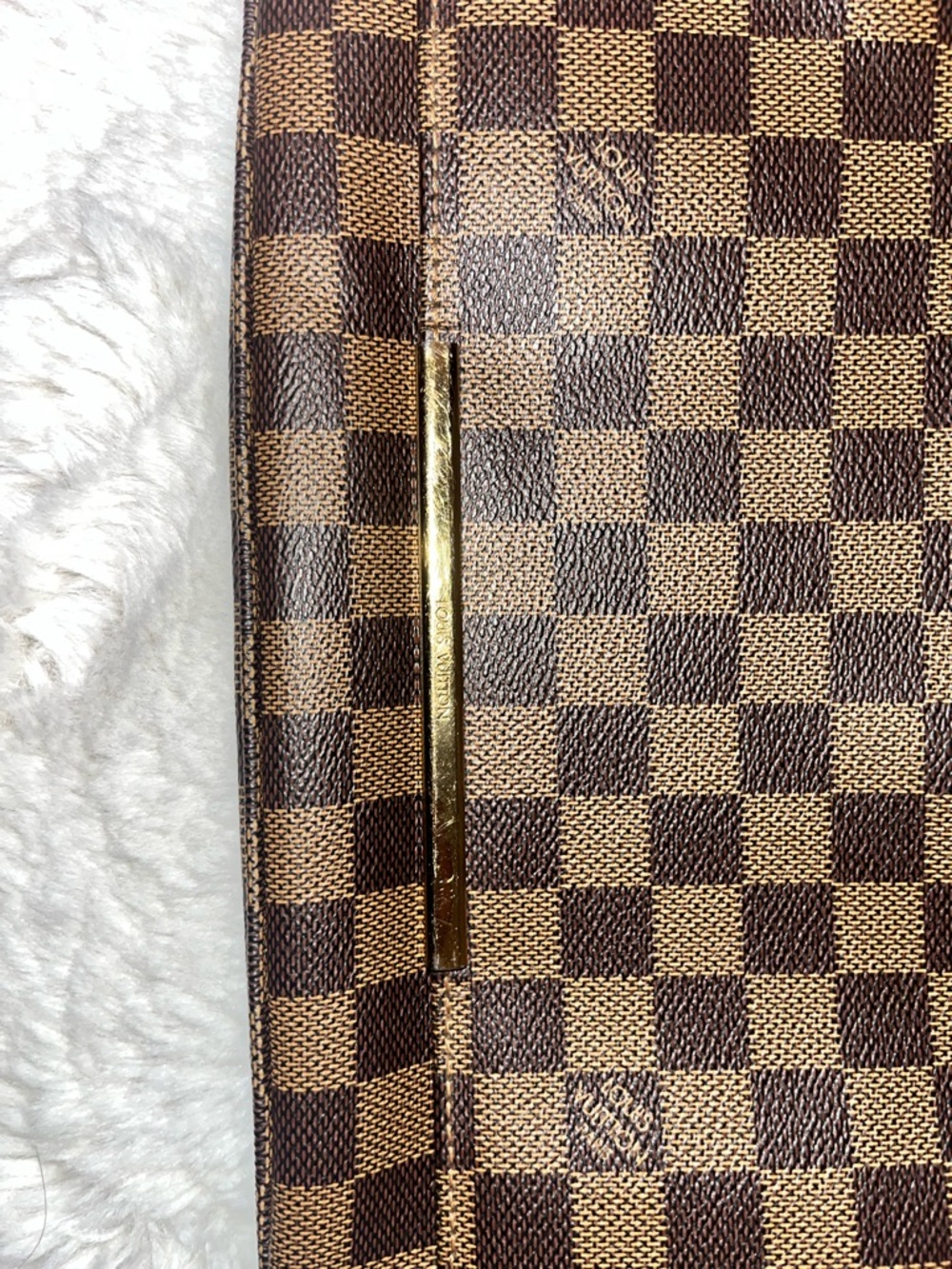 the cutest, authentic Louis Vuitton Hoxton GM Damier Ebene crossbody bag😩😍 - Picture 3 of 8